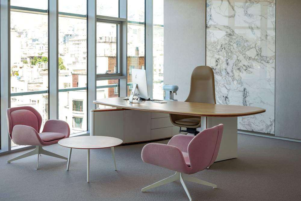 ریبون تهران به عنوان یک اثر هنر معماری در دل تهران می‌درخشد