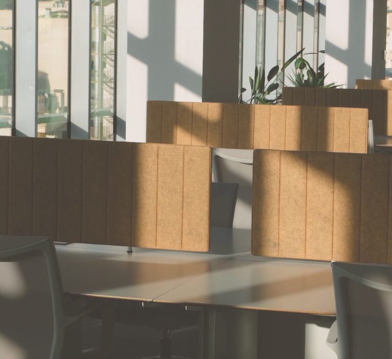 سادگی طراحی در معماری داخلی محیط‌های کاری مینیمال