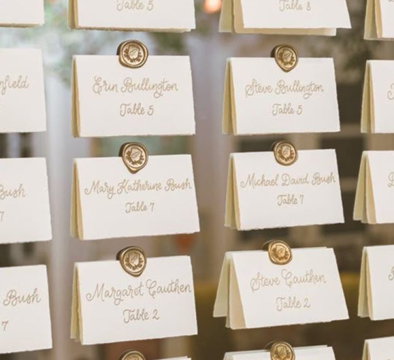 انتخاب رنگ‌ها و تایپوگرافی